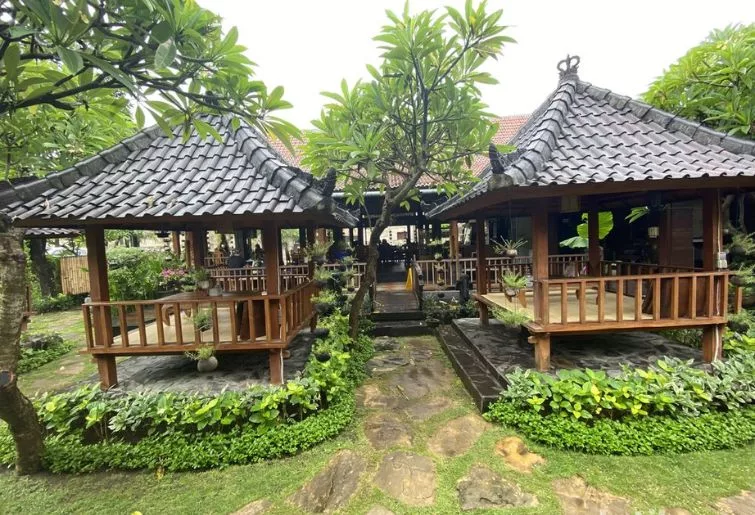 restoran di bali-warung nasi ayam kedewatan ibu mangku