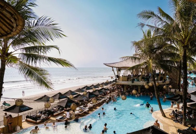 lounge malam di bali-finns beach club