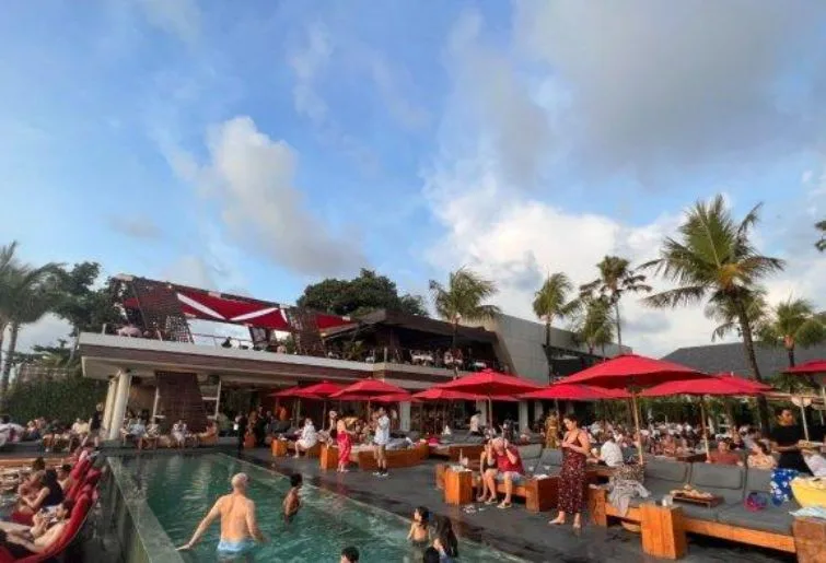 lounge malam di bali-kudeta seminyak