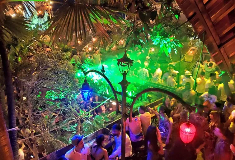 lounge malam di bali-la favela bali