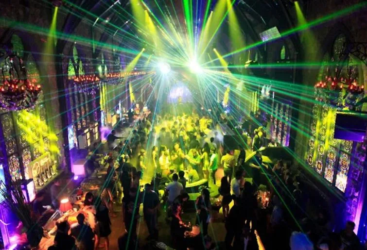 lounge malam di bali-mirror club