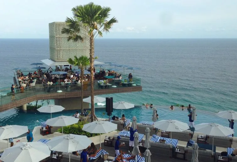 lounge malam di bali-omnia day club