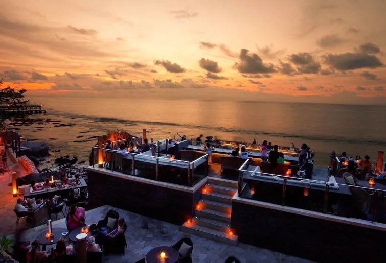 lounge malam di bali-rock bar bali