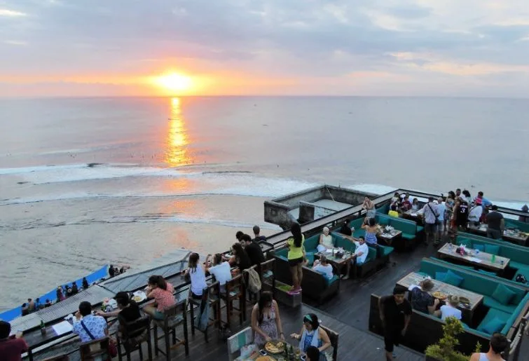 lounge malam di bali-single fin