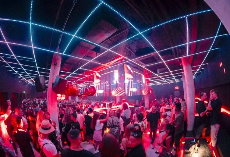 lounge malam di bali-vault nightclub