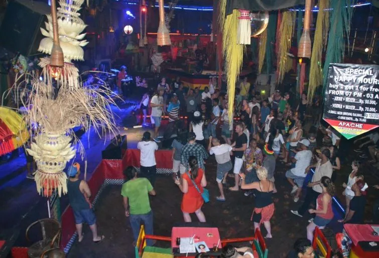 lounge malam di bali-apache