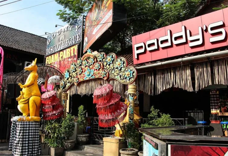lounge malam di bali-paddy's pub