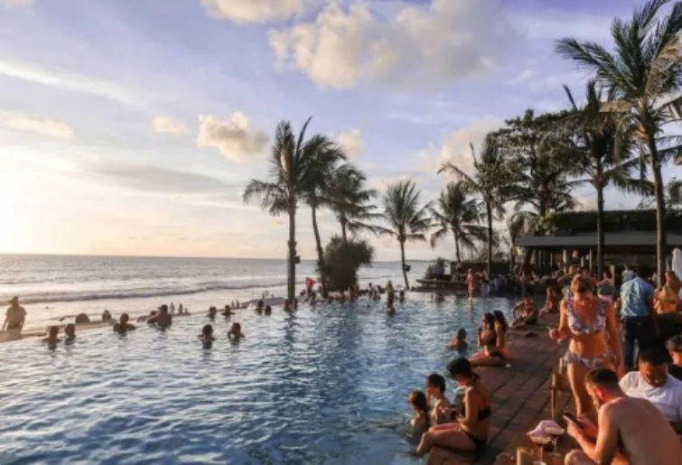 lounge malam di bali-potato head beach