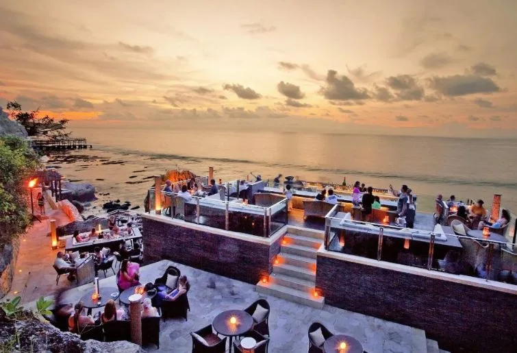 lounge malam di bali-the rock bar jimbaran